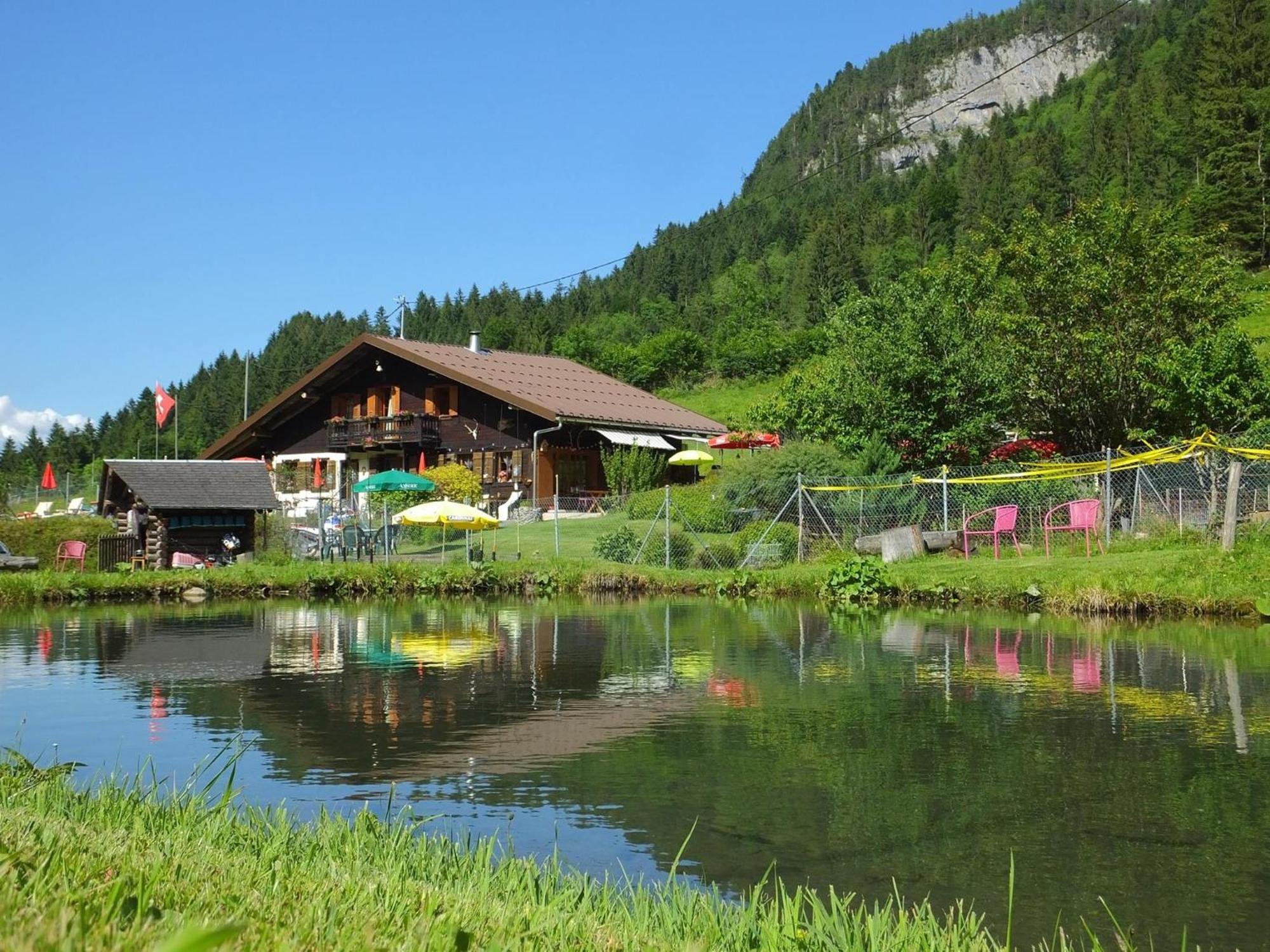 Backpacker Le Petit Baroudeur Hostel Champery Exterior photo