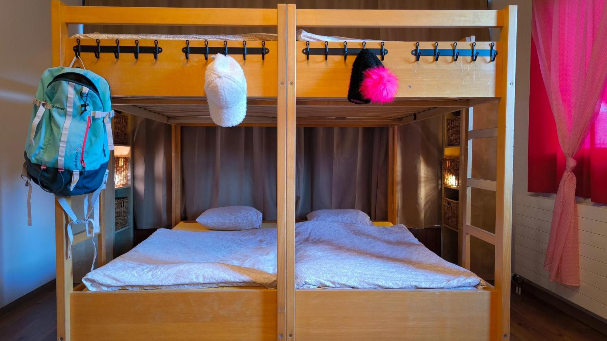 Backpacker Le Petit Baroudeur Hostel Champery Exterior photo